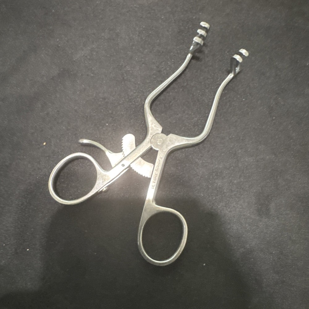 V. Mueller OS 5531 Weitlaner Retractor, 2x3 Blunt Prongs