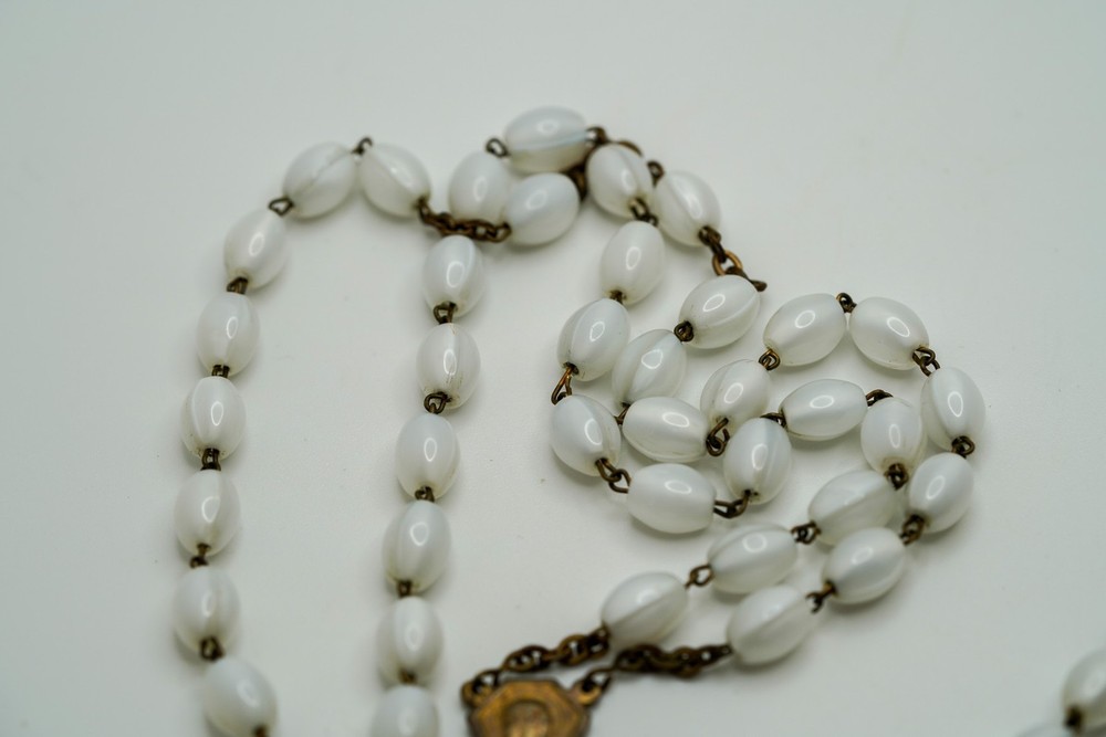 Vintage White Pearlescent Bead Rosary 21" Loop JB45