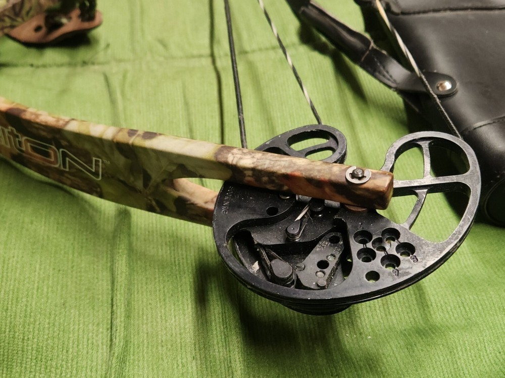 PSE Triton Bow, Complete Setup, EUC, 29" Draw, 70 Lbs Max, W/Arrows & Soft Case