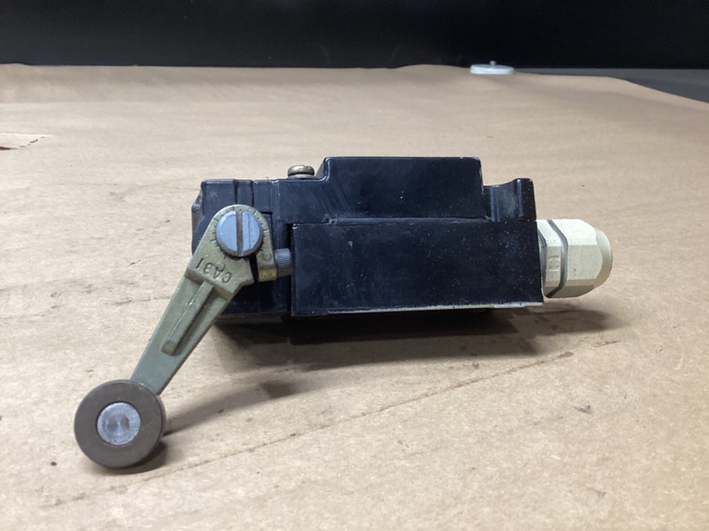 Square D AEQ2724 Limit Switch Class 9007 Series A. #103M24