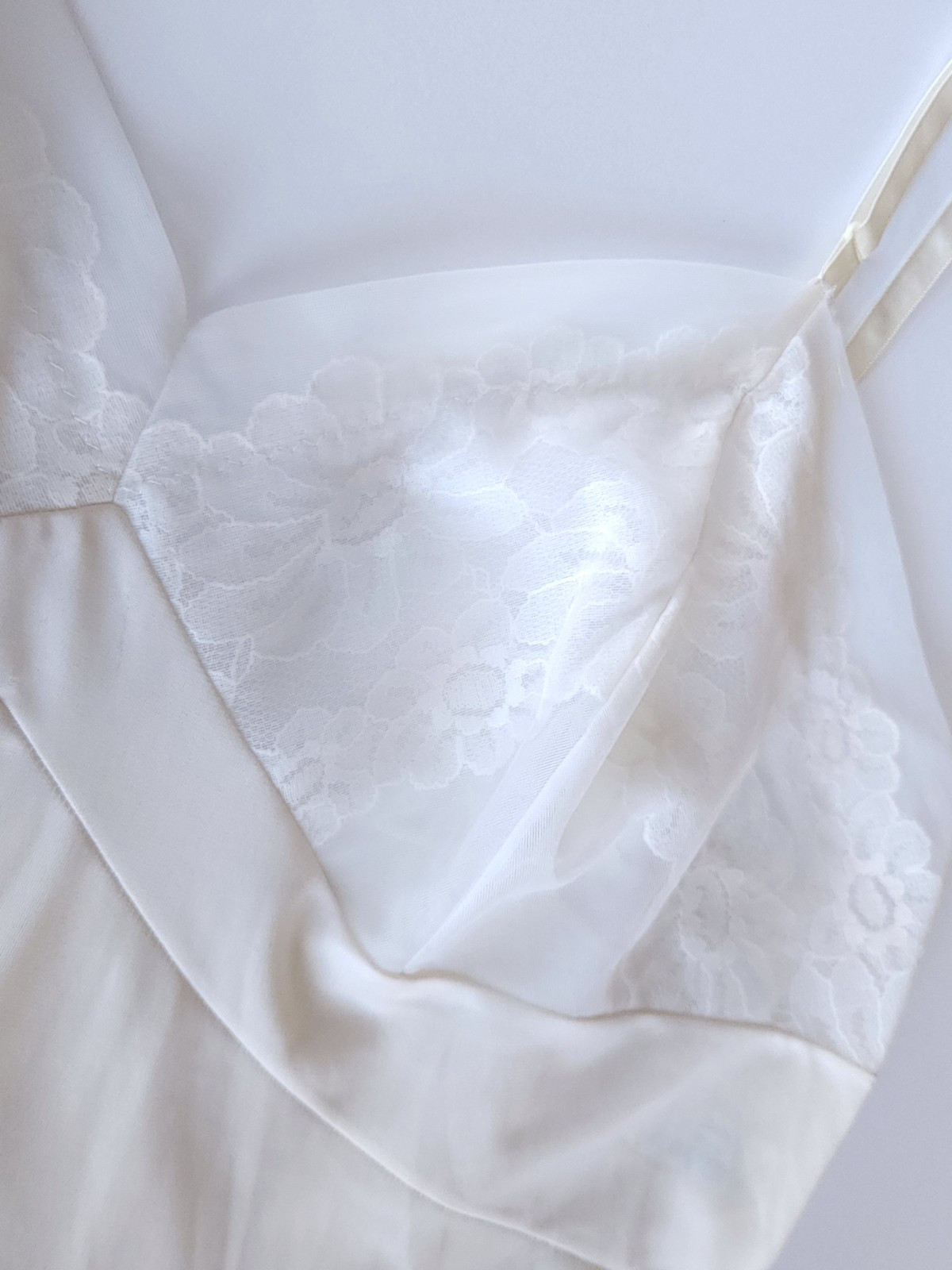 Vintage Vanity Fair Lingerie Slip Size 40 L Ivory Lace Made in USA Coquette