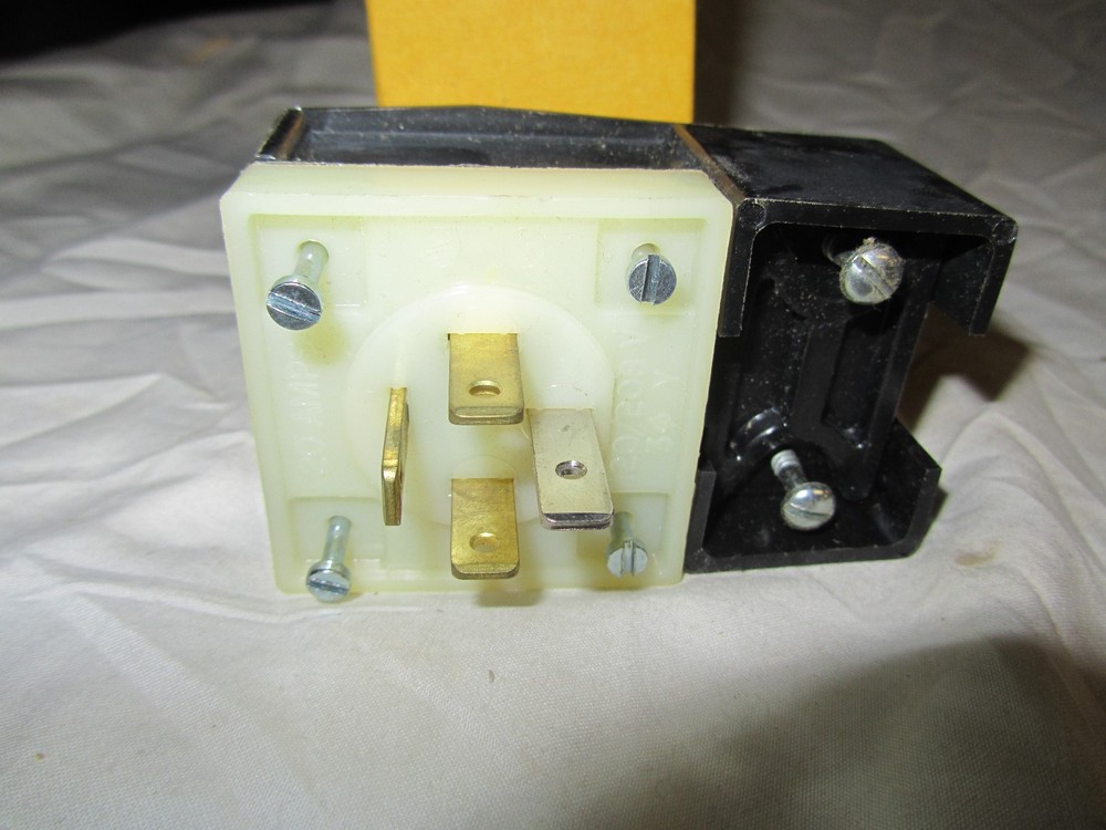 DEAD FRONT ANGLE PLUG 7251C