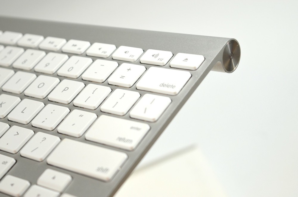 APPLE Wireless Keyboard - Bluetooth Technology MC184LL/A