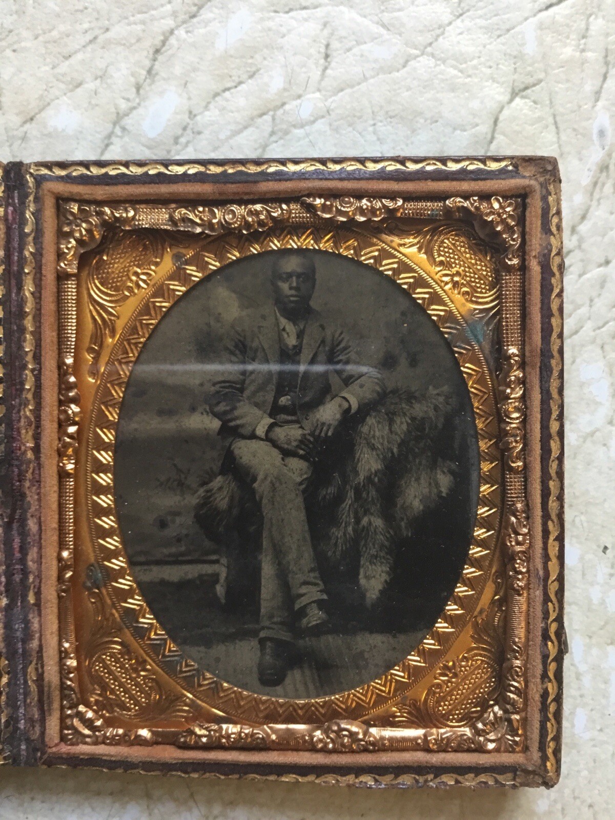 1800 HANDSOME WELL DRESSED AFRICAN AMERICAN MAN SUIT FUR RUG Tin Type Photo