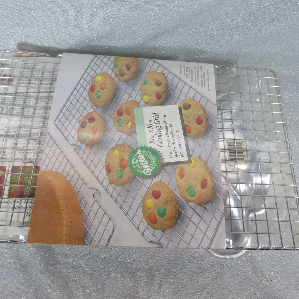 Wilton Set Christmas Tree Cake Pan Cooling Rack Cookie Cutters & Decorating Set