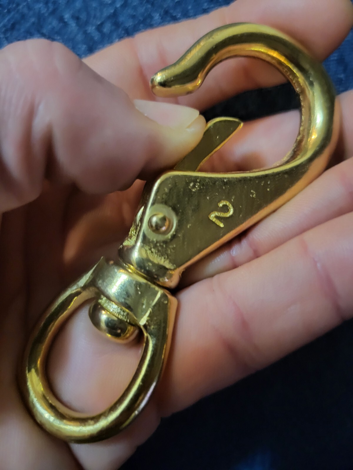 3 3/4" Brass wide open clasp/hook with 3/4 swivel eye. fast connect lead ropes.