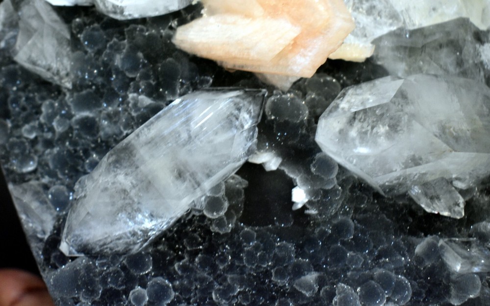 SHINING APOPHYLLITE CRYSTALS WITH STILBITE ON BUBBLE BLACK CHALCEDONY