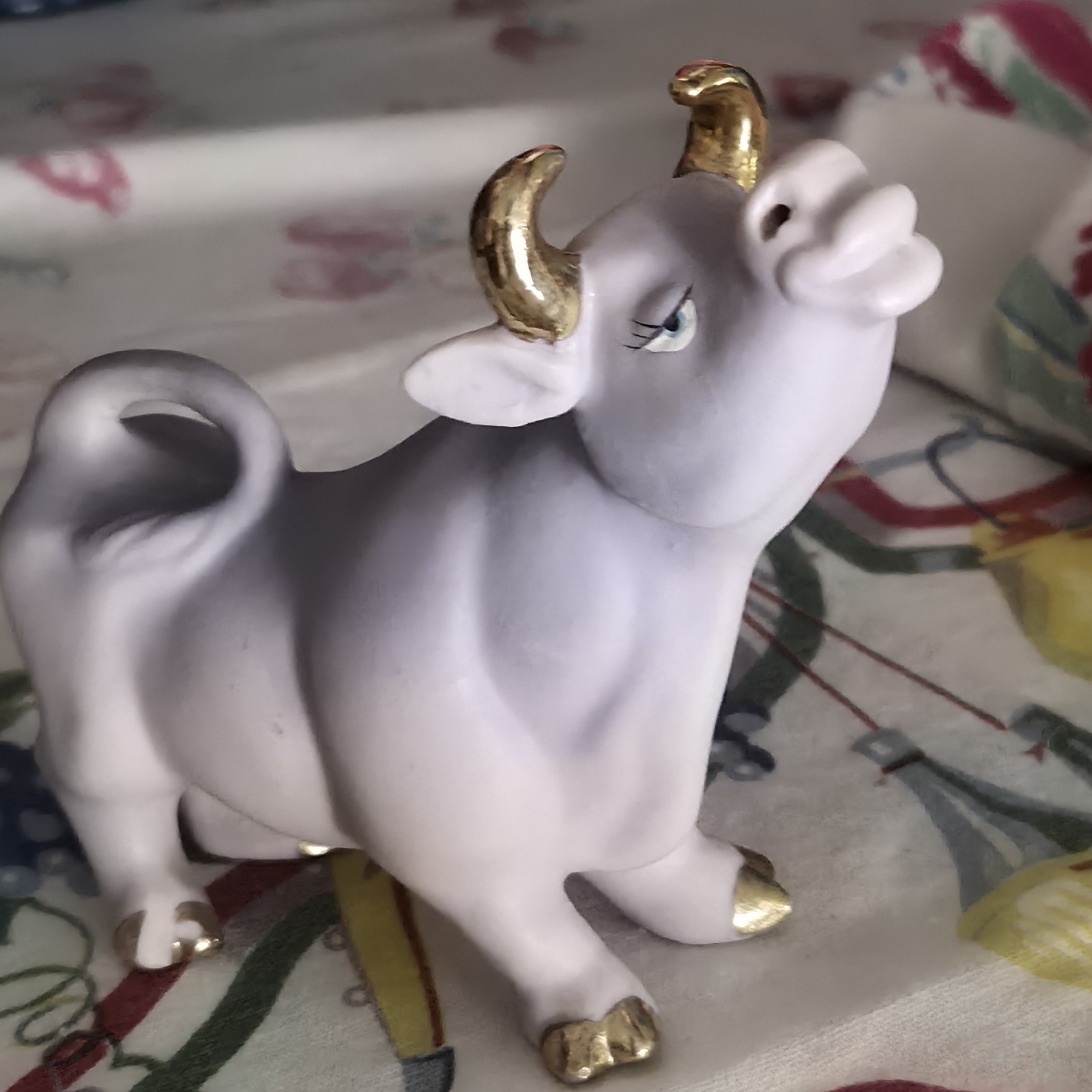 VTG Anthropormorphic Purple Cow Figurine Kissing W/ Gold Paint Figurine EUC