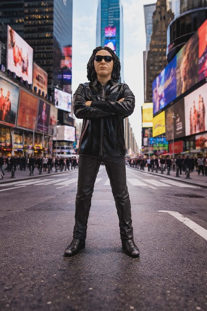 KISS GENE SIMMONS The Vault MEZCO ACTION FIGURE and COIN Sealed New