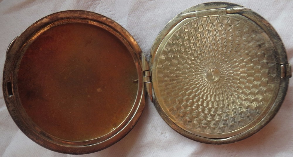 Silver & Enamel Vanity case with bird 54 mm. in diameter
