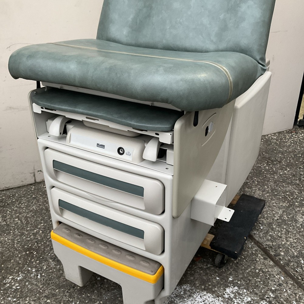 Pre-Owned Midmark 604-002 Exam Table Excellent Condition