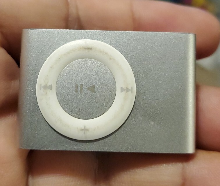 Apple iPod Shuffle 2nd Generation Silver 1 GB Model A1204