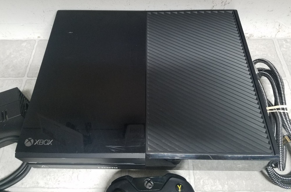 Microsoft Xbox One 1540 Game Console Bundle 500GB with 1 Controllers & 4 Games