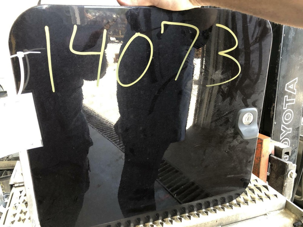 2018 PETERBUILT DRIVER SLEEPER DOOR