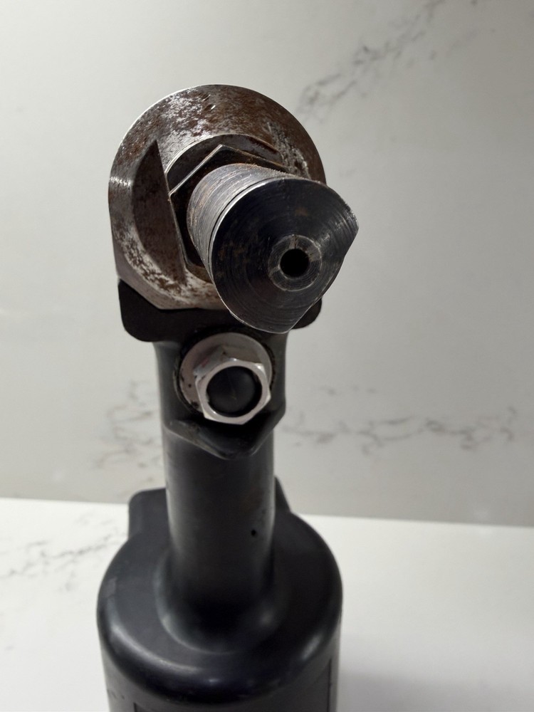 Huck 227 pneumatic air riveter tool