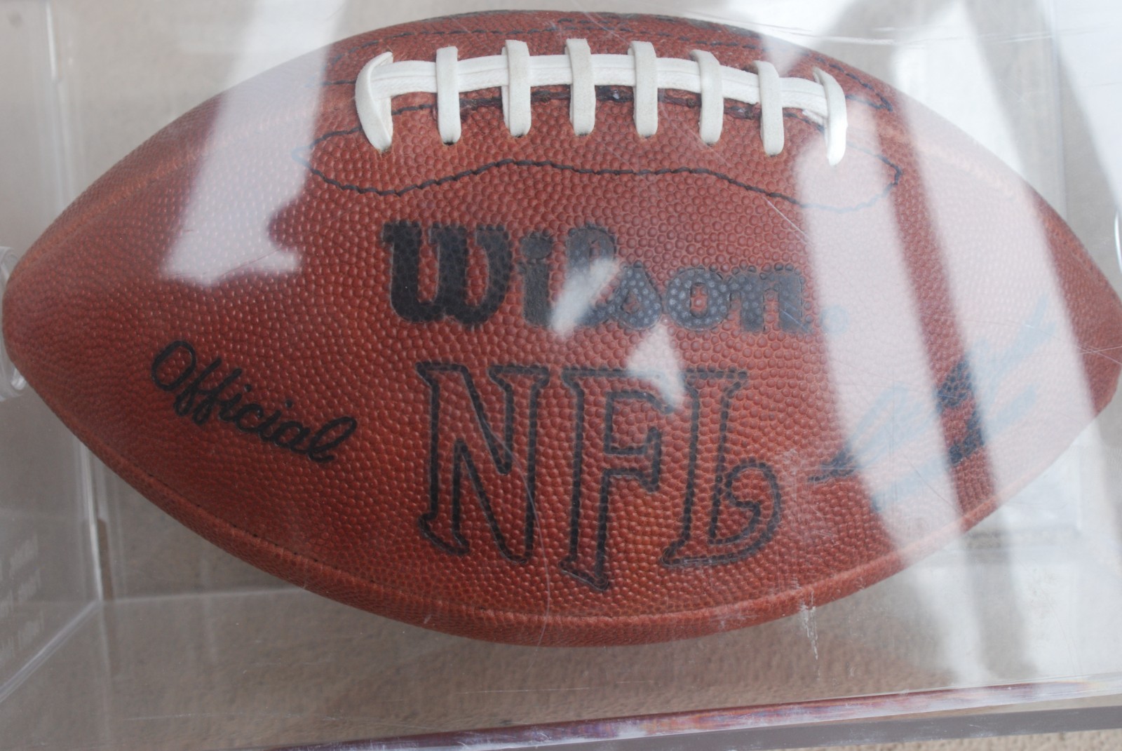 Tony Dorsett Autographed Official NFL Football. It comes with a Display Case.
