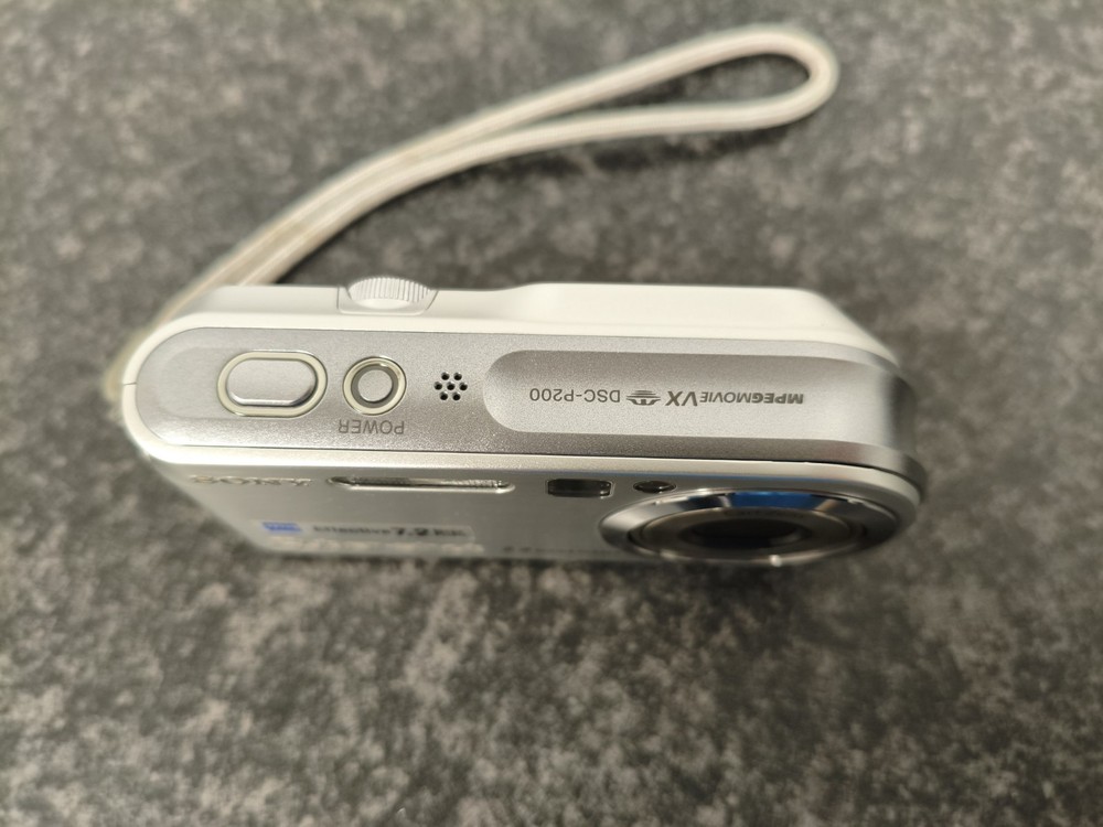 SONY CYBER-SHOT DSC-P200 compact digital camera SILVER 7.2MP UNTESTED