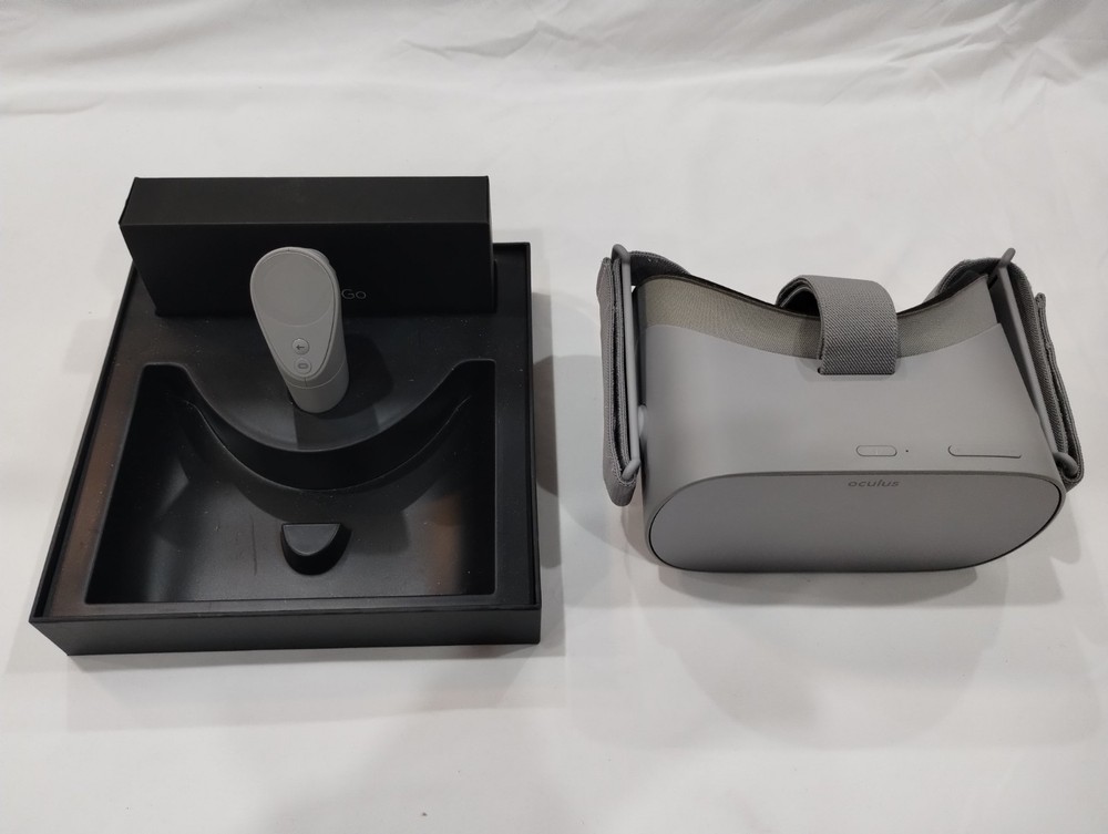 Oculus Go 32GB “All-in-One VR Headset” w/ Controller and Charging Cable.