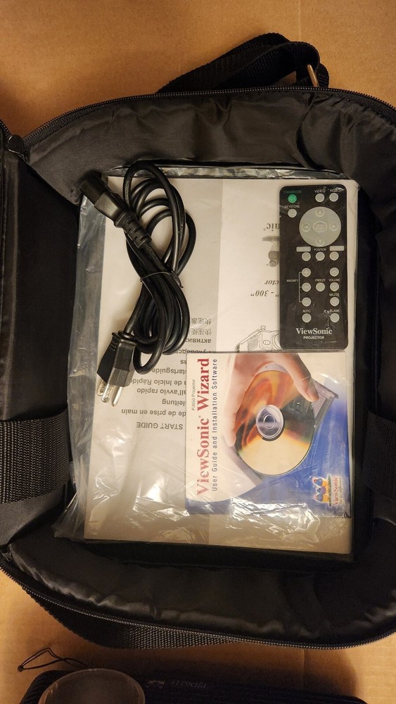 Viewsonic PJD6211 DLP 3D Ready Projector with Case 0 Hours, bundle