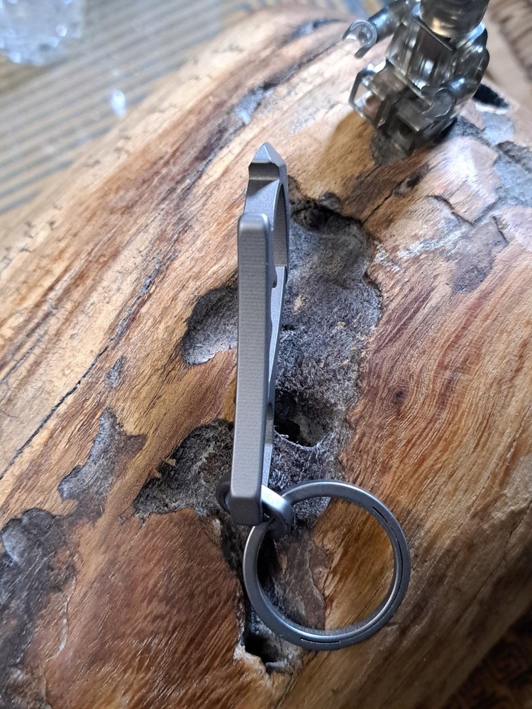 EDC TITANIUM MULTI-TOOL CARABINER KEYCHAIN