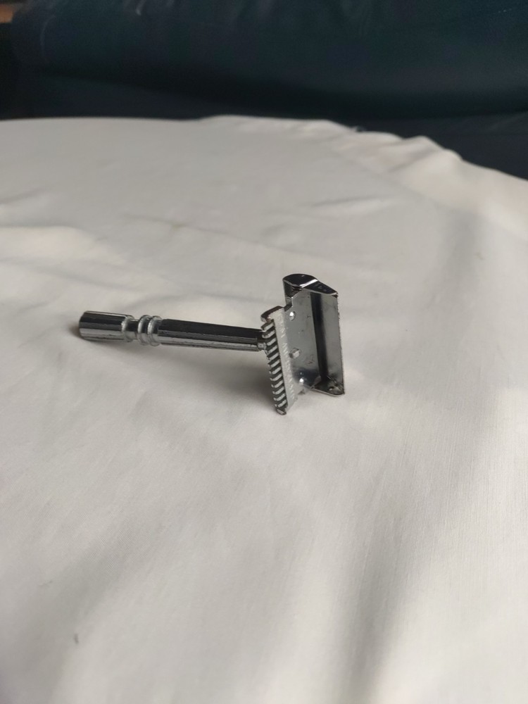 Gem Micromatic Open Comb Type Silver Tone SE Safety Razor