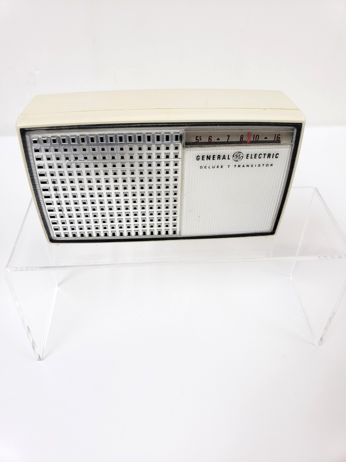 General Electric (GE) Deluxe 7 Transistor Radio Silver cream color UNTESTED