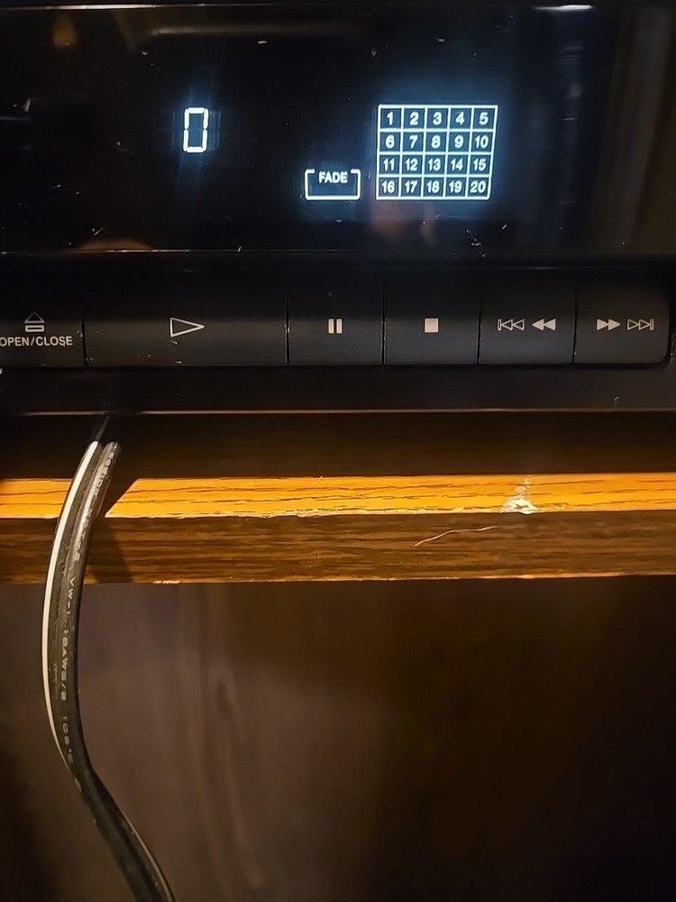 Sony CDP-211 5-Disc Compact Disc Player - No Remote, Fully Functional