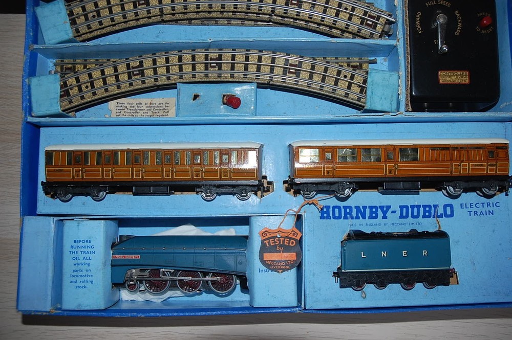 HORNBY DUBLO EDP PASSENGER TRAIN SET 'SIR NIGEL GRESLEY' BOXED