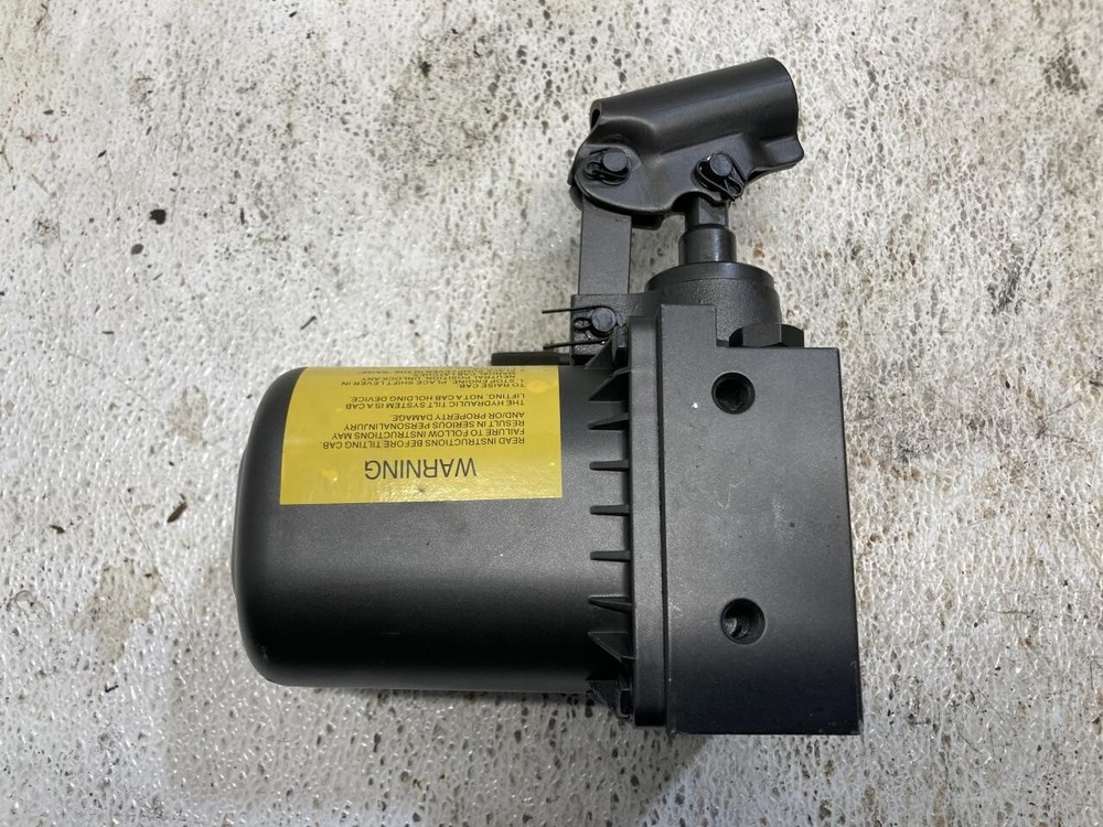 PA EM39620 Cab Jack - New