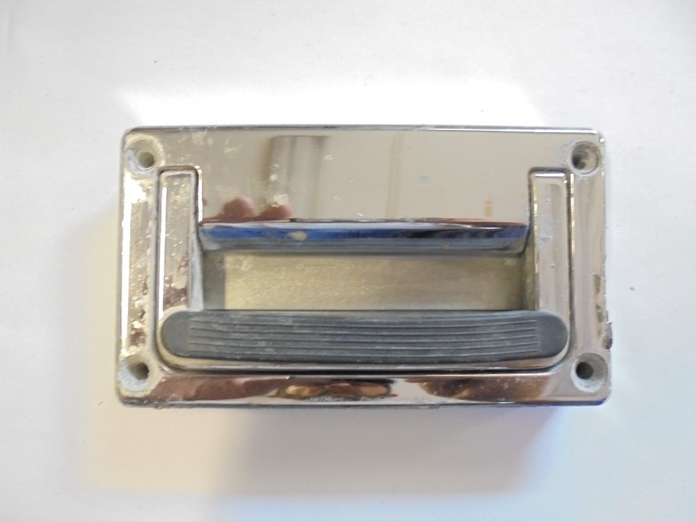 30-649 CHROME PULL  LATCH 5 /12" X  3 1/4" X 3/4"D FLUSH MOUNT PULL D HANDLE NEW