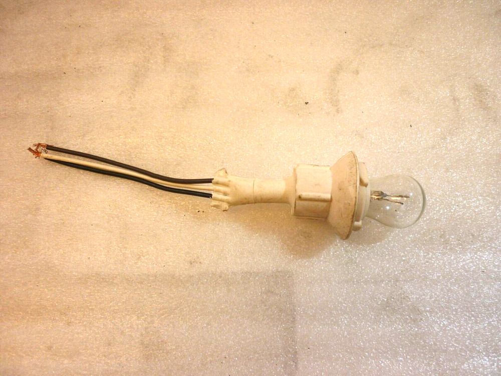 Baker Muncie Socket w/3175 Bulb, pn G5002662