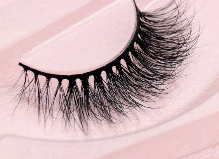 Lavishing DIVAZ  3D MINK Lashes