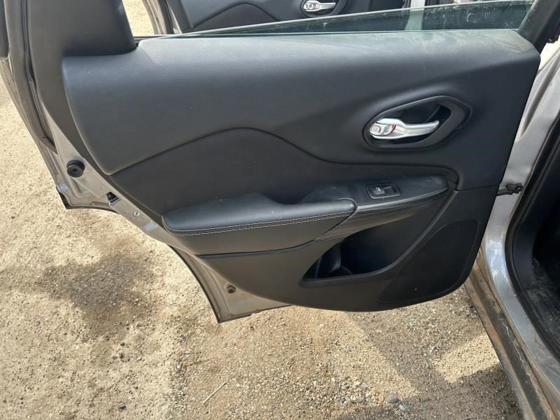 CHEROKEE 2016 Fuse Box Cabin 104581570
