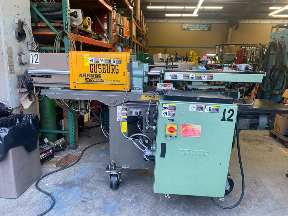 Arburg 28 ton plastic injection machine