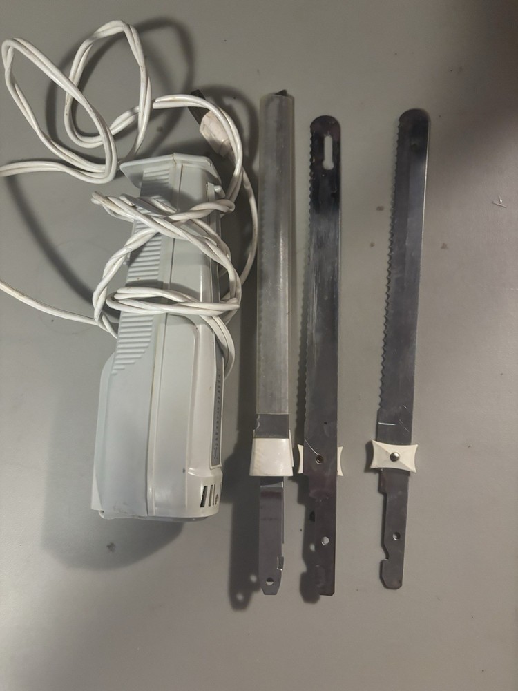 Samsonite Electric Knife White 2 Blades Blade Release