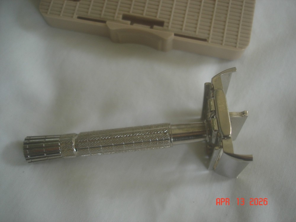 NICE! CLEAN! BOXED 1957 GILLETTE DE SAFETY RAZOR Date Code C2 TTO FLARE TIP USA