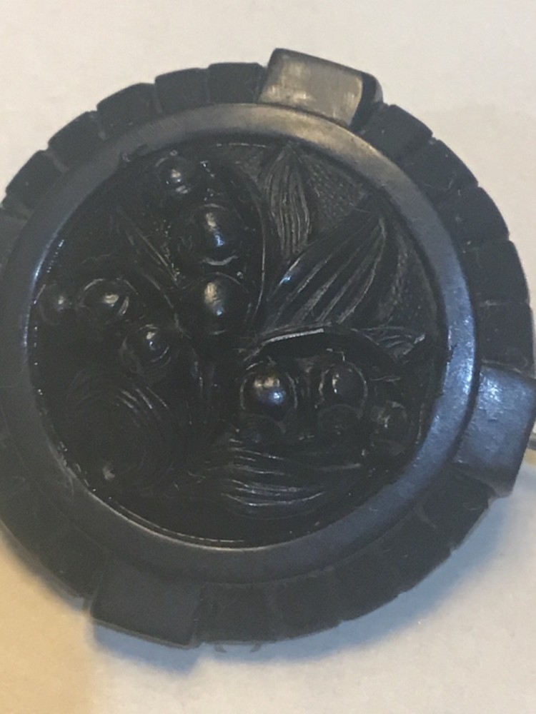 victorian whitby jet brooch . Rd num 15623