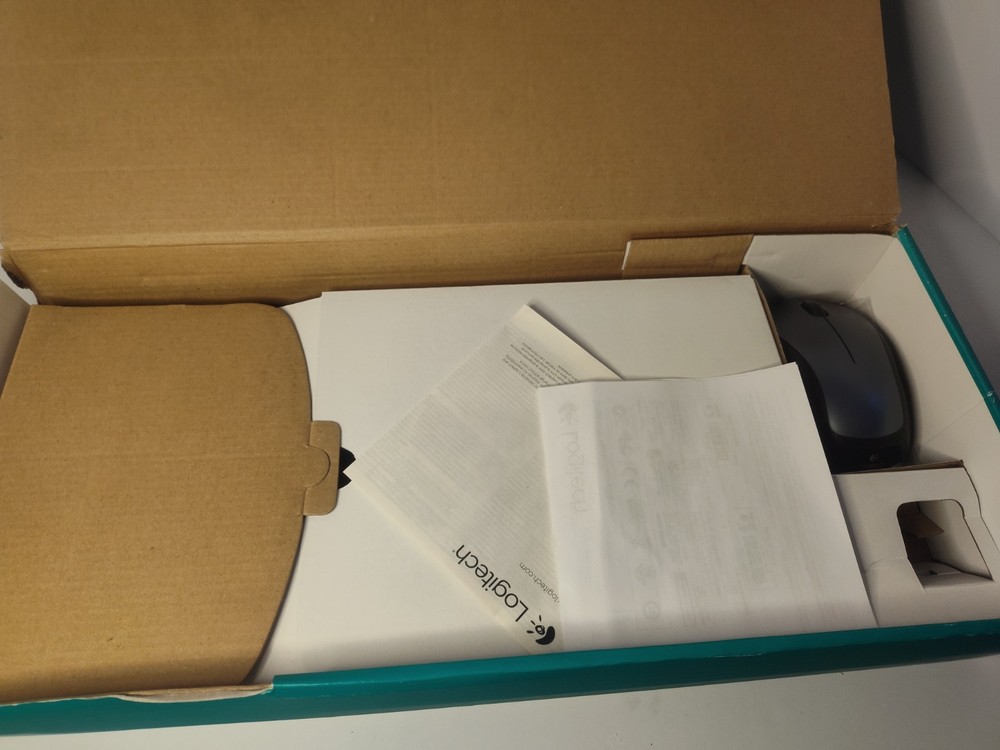 Logitech MK520 Wireless Keyboard & Mouse Combo PC MAC Secure 2.4GHz Connectivity