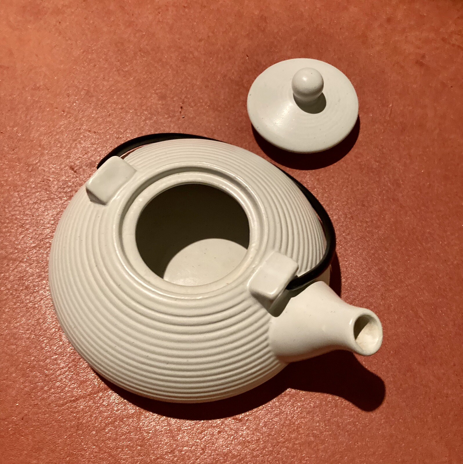 DesignPac Modern Ribbed Cream Cloud Stoneware Teapot Metal Handle