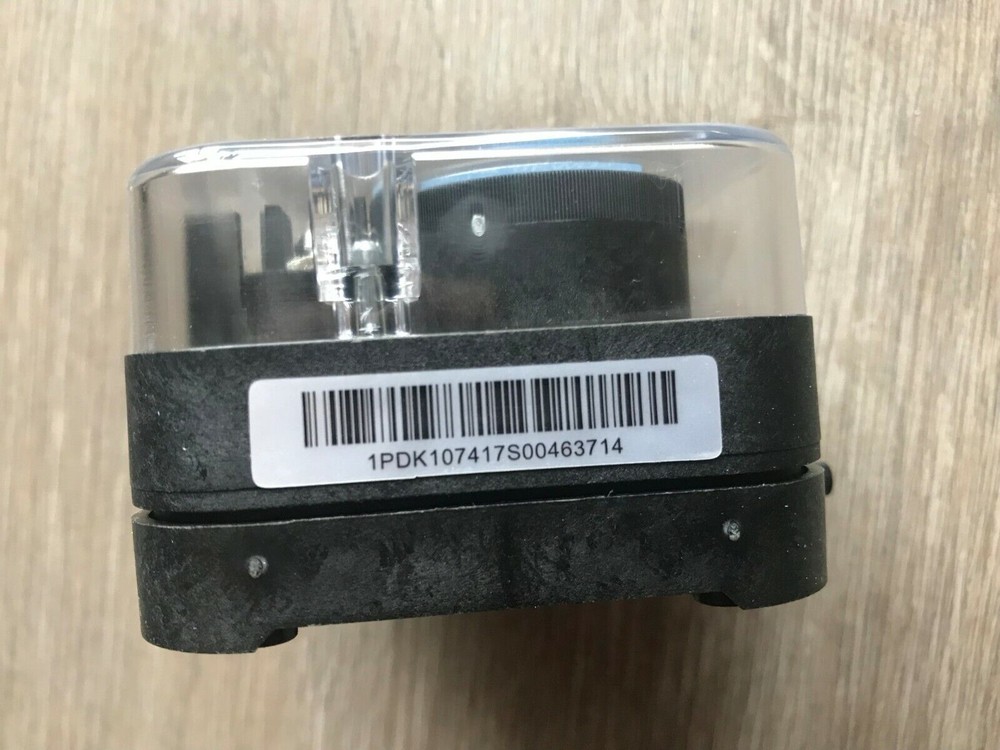 One New DUNGS LGW10A2 Pressure Switch In Box