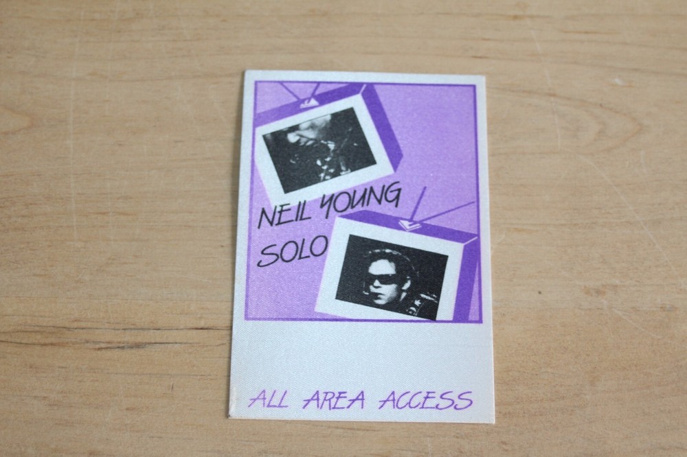 Neil Young  -  Unused Backstage Pass - FREE POSTAGE - lot #7