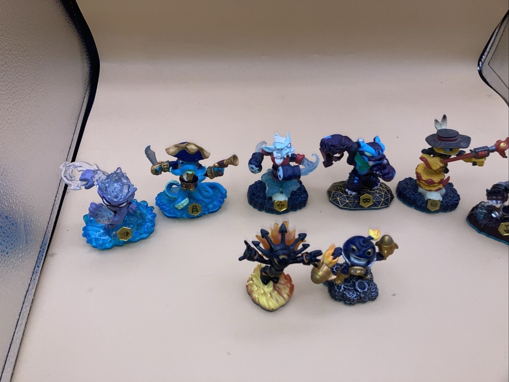 8 Skylanders Figure Lot