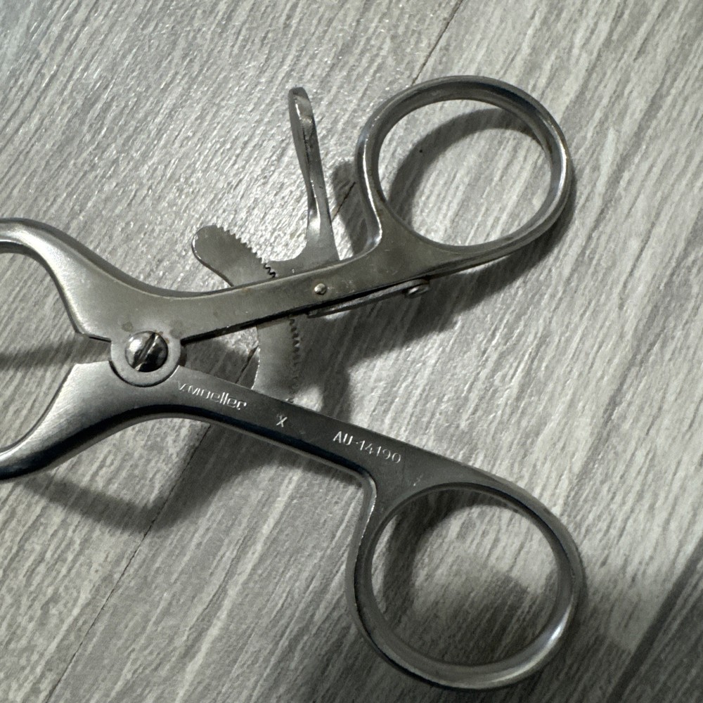 V Mueller AU14190 Wullstein Retractor, Sharp Prongs