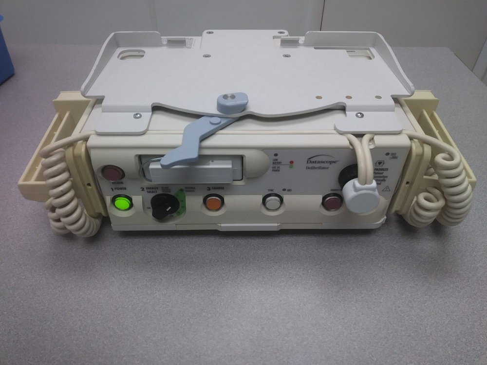 DATASCOPE DPD DEFIB UNIT W/ PADDLES
