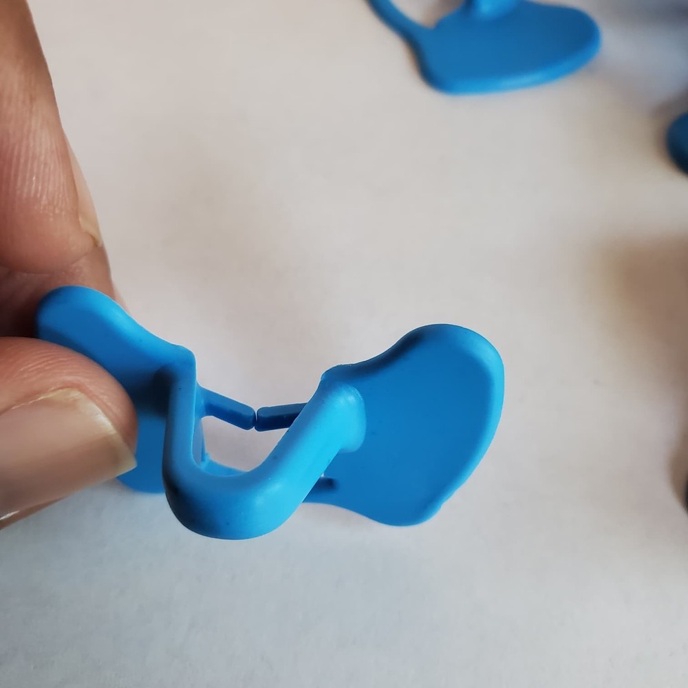 Clip-On Pinless Blinders for Poultry - Plastic Binders with Built
