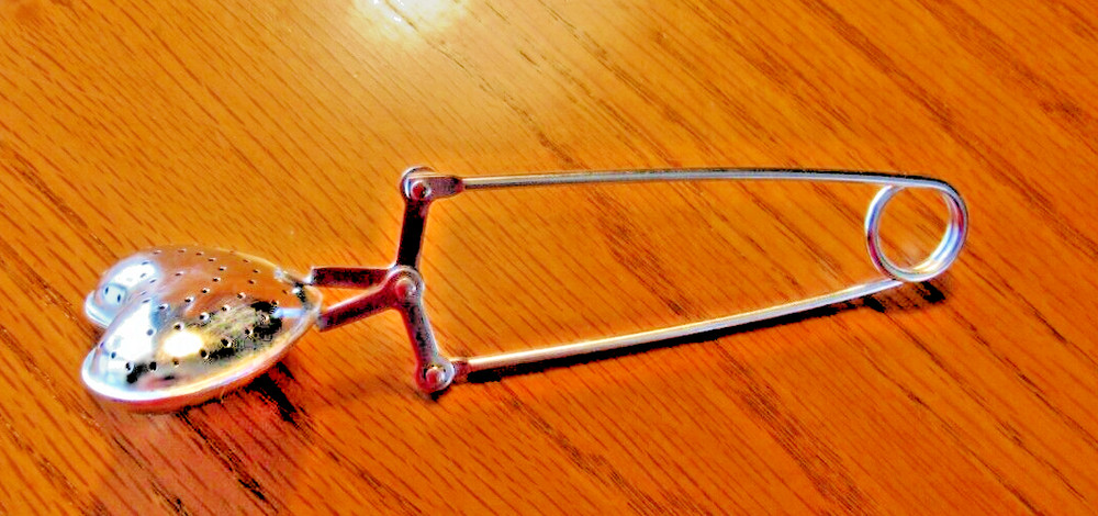 Vintage Tea Infuser/Strainer Spring Grip Heart Shaped