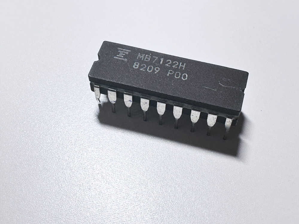 1X MB7122H Fujitsu PROM 4Kbit Programmable ROM 1Kx4 Memory IC Ceramic CDIP-18