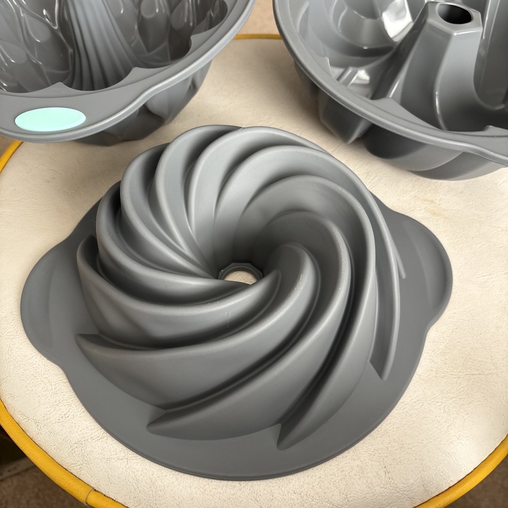 Silicone Bakeware Set - 6 Cake Molds Plus Measuring Cups & Spoons