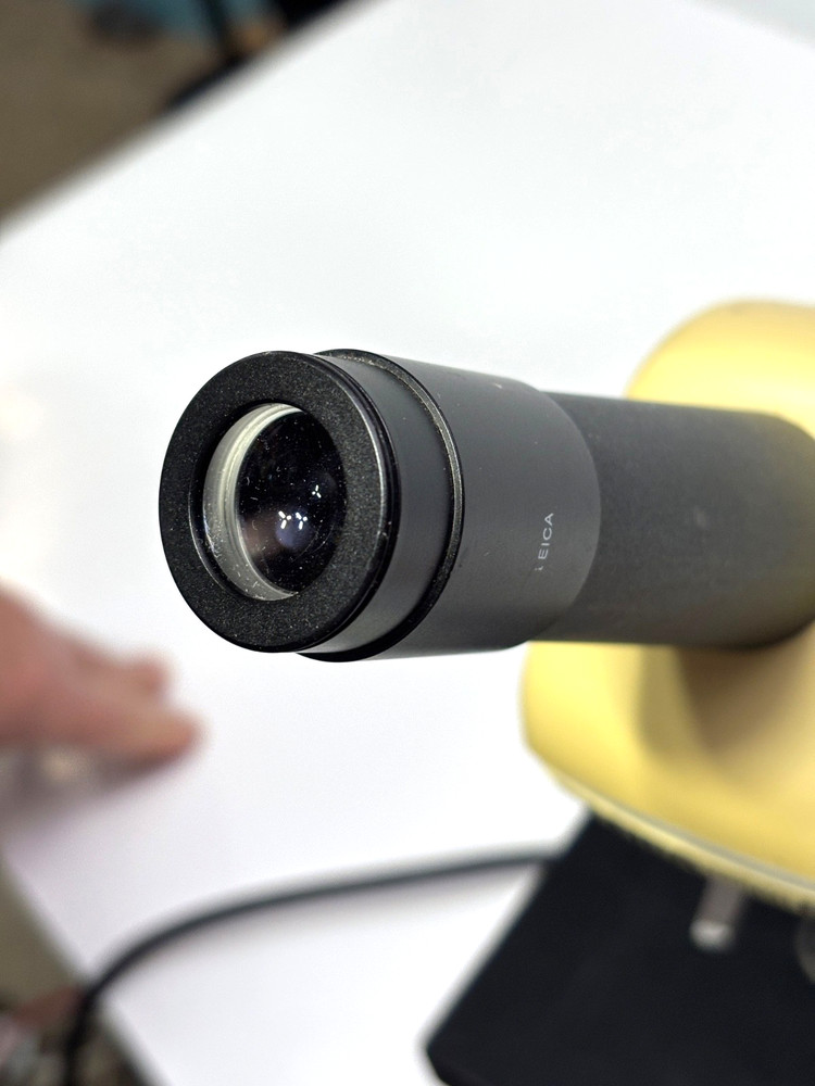 Genuine Leica BME microscope Lecia Microscope With 3 Objectives + Extras