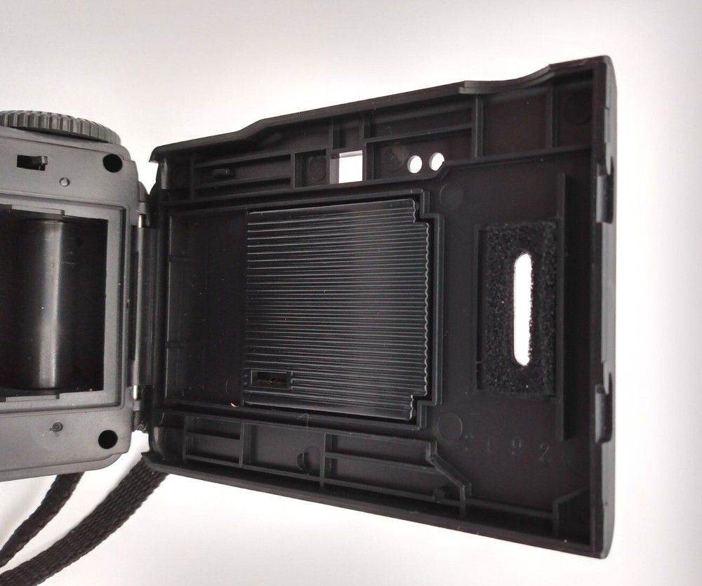 Vivitar 1990 35mm Point And Shoot Camera with Soft Case, Manual, Box UNTESTED